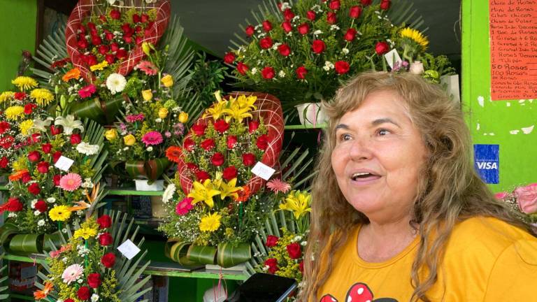 Beatríz Santillán, propietaria de florería Beatriz, en el Mercado de las Flores, exhorta a regalar desde una rosa hasta un arreglo grande.