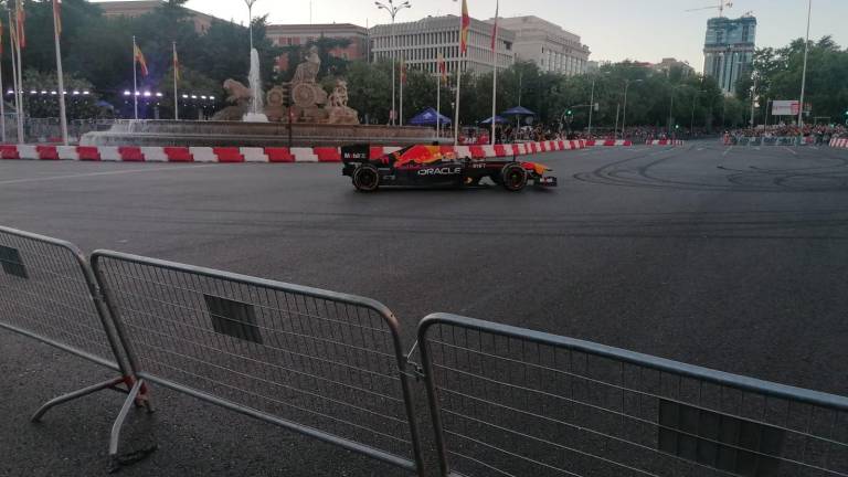 Sergio “Checo” Pérez deleitó a los aficionados al deporte motor en la capital española en el evento ‘Red Bull Showrun Comunidad de Madrid”.