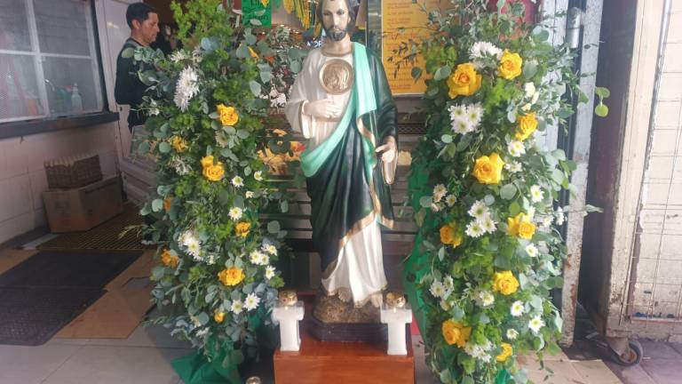 El altar de San Judas Tadeo da la bienvenida a los clientes del Mercado Pino Suárez. El altar de San Judas Tadeo da la bienvenida a los clientes del Mercado Pino Suárez.