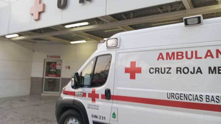 El trabajador fue auxiliado por Cruz Roja y Protección Civil y trasladado a un hospital.