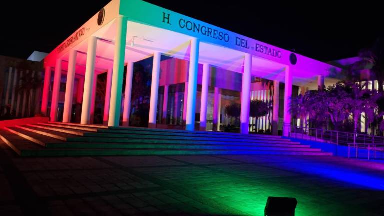 Las luces del Congreso de Sinaloa se colocaron los colores de la bandera de la comunidad LGBTQ+ y así permanecerán hasta el viernes 24 de mayo.