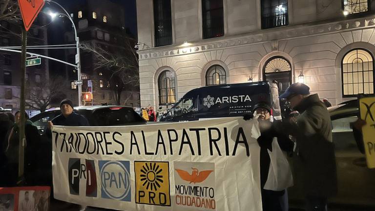 Protesta de simpatizantes de Morena afuera del edificio donde Xóchitl Gálvez sostuvo un encuentro en Nueva York.