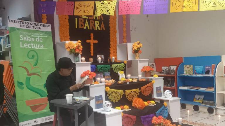 El actor y director teatral Ernesto Tapia leyó algunos fragmentos de la obra de César Ibarra. El actor y director teatral Ernesto Tapia leyó algunos fragmentos de la obra de César Ibarra.