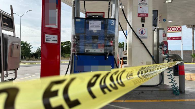 Cateos simultáneos en siete gasolineras de Los Mochis permitieron un gran decomiso de combustible ilícito. Cateos simultáneos en siete gasolineras de Los Mochis permitieron un gran decomiso de combustible ilícito.