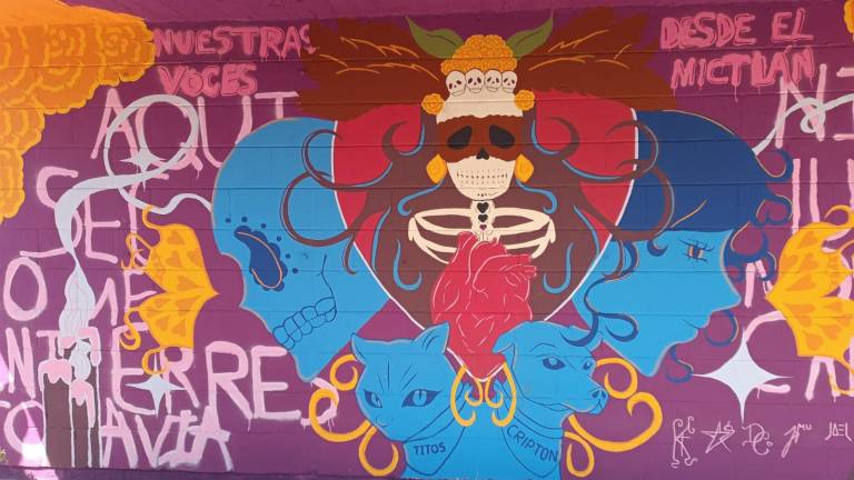 El mural “Nuestras Voces desde el Mictlán” decora la entrada del Panteón Jardín, reflejando la cosmovisión del Día de Muertos en Mazatlán. El mural “Nuestras Voces desde el Mictlán” decora la entrada del Panteón Jardín, reflejando la cosmovisión del Día de Muertos en Mazatlán.