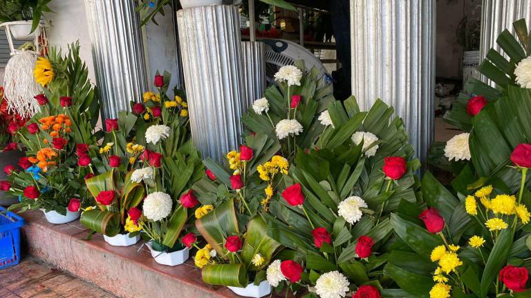 Los negocios de venta de flores acusan al comercio ambulante de provocar bajas ventas durante el Día de Muertos.