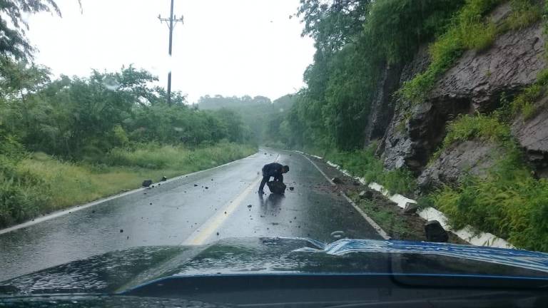 Hay deslaves en carretera libre de Culiacán al norte; llaman a tener precaución al circular