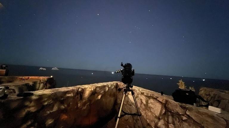 Miembros de la Sociedad Astronómica Mazatleca captan la noche del jueves el paso del cometa “Diablo”.