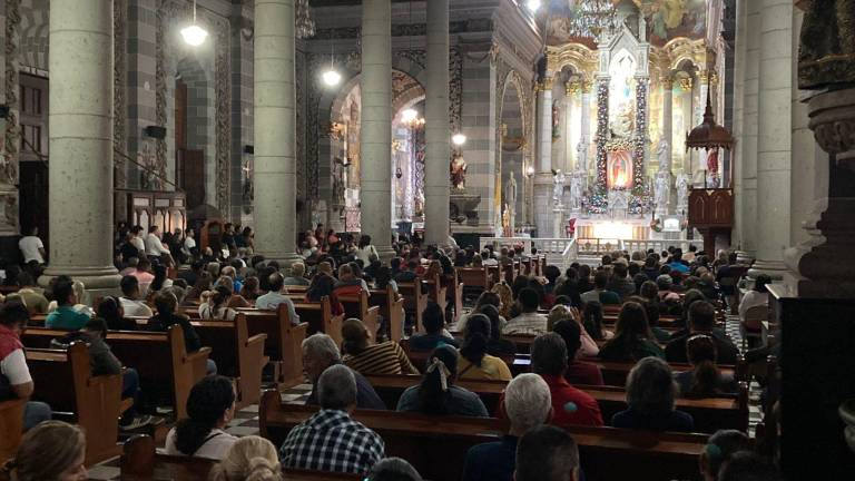 La Catedral de Mazatlán se llena de feligreses para celebrar a la Virgen de Guadalupe.