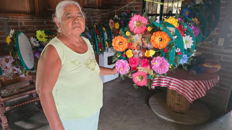 Dejó el alambre por las flores artificiales, pero nunca abandonó el oficio que aprendió con amor y que hoy mantiene viva la tradición. Dejó el alambre por las flores artificiales, pero nunca abandonó el oficio que aprendió con amor y que hoy mantiene viva la tradición.