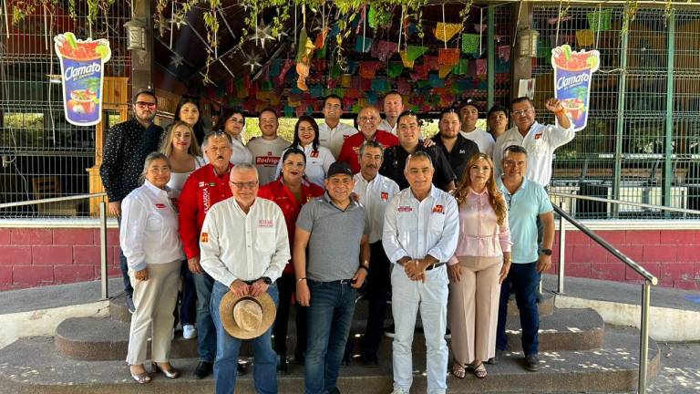 Armando Reyes Ledesma (centro) es el nuevo dirigente del PT en Sinaloa.