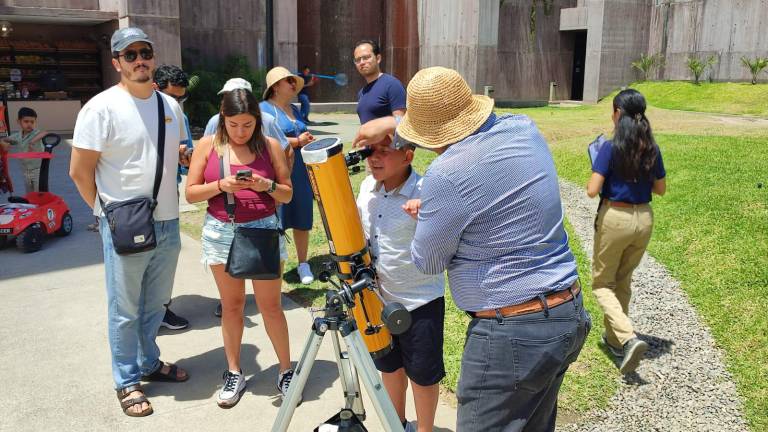 Exponen sobre el diseño de telescopios en el Gran Acuario Mazatlán Mar de Cortés