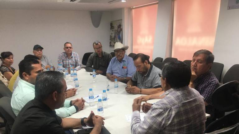 Reunión de autoridades de Agricultura con dirigentes agrícolas de Sinaloa.