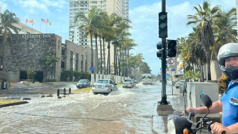 Vialidades de Mazatlán siguen bajo el agua