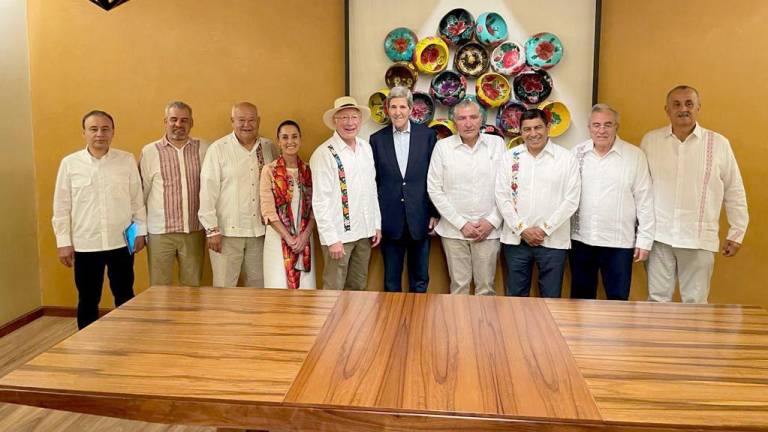 El Gobernador de Sinaloa en la reunión de la Conago, junto al Secretario de Gobernación y los representantes de Estados Unidos: John Kerry y el Embajador.