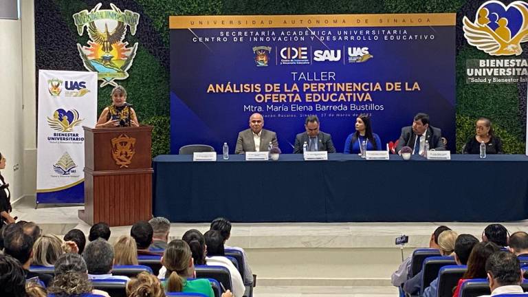 La expositora María Elena Barrera Bustillos añadió que con el taller buscan reflexionar sobre la oferta educativa actual de la UAS.