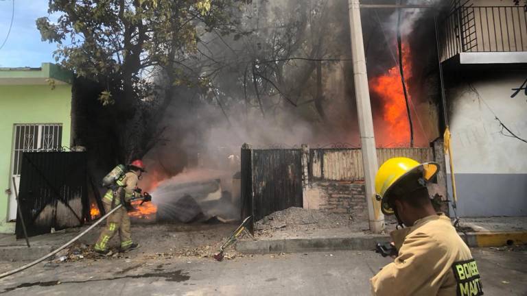 El incendio se reportó a las 12:00 horas, sobre la calle Emiliano Zapata, casi esquina con la Avenida Bernardo Vázquez.