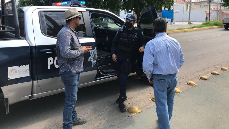 La Policía Municipal dialoga con manifestantes de la obra del parque Sendero.