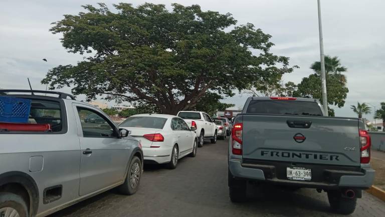 Presentan fuerte congestionamiento vehicular tramos de avenidas en Mazatlán