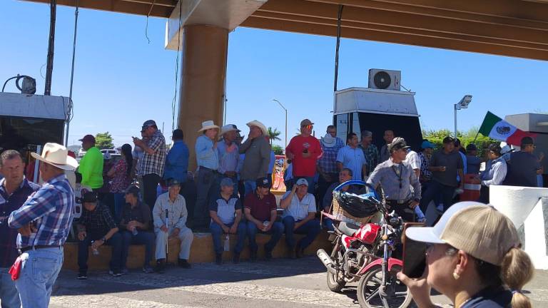 Agricultores del norte de Sinaloa se mantienen en protesta en la caseta de peaje de San Miguel. Agricultores del norte de Sinaloa se mantienen en protesta en la caseta de peaje de San Miguel.