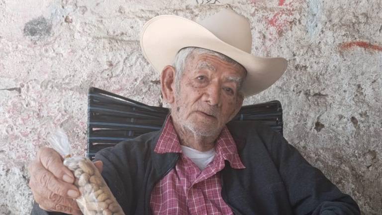 Don Polín, el cacahuatero que se extraña en el parque Hidalgo, en Escuinapa