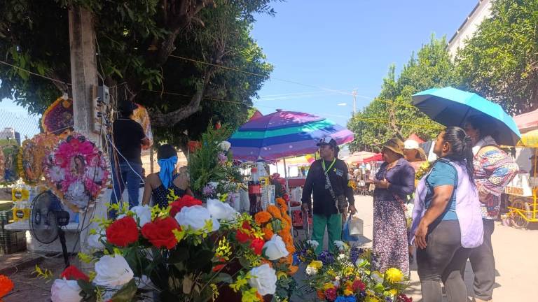 El panteón Benito Juárez de Escuinapa se llenó de flores, veladoras y música en el Día de los Fieles Difuntos. El panteón Benito Juárez de Escuinapa se llenó de flores, veladoras y música en el Día de los Fieles Difuntos.