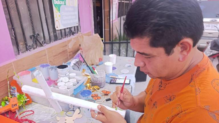 Juan Carlos Carrillo lleva año con año la tradición de colocar un altar de muertos en la calle 22 de Diciembre en Escuinapa, con la participación de amigos y vecinos. Juan Carlos Carrillo lleva año con año la tradición de colocar un altar de muertos en la calle 22 de Diciembre en Escuinapa, con la participación de amigos y vecinos.