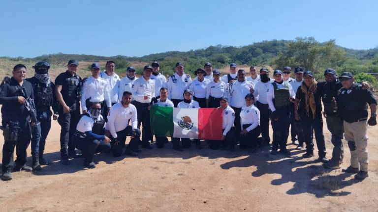 Agentes de Tránsito de la Secretaría de Seguridad Pública de Mazatlán, reciben un taller de capacitación sobre la portación, el manejo y el uso correcto del equipo policial