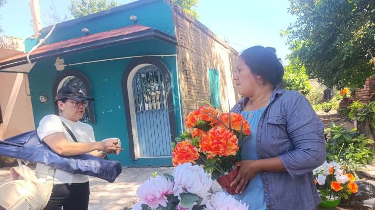 Aunque fue fin de semana, los floristas no tuvieron las ventas que esperaban. Aunque fue fin de semana, los floristas no tuvieron las ventas que esperaban.