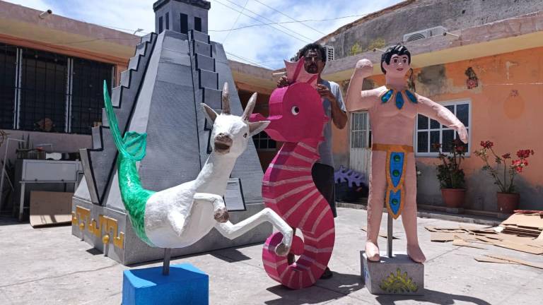 En Escuinapa, Juan Carlos Padilla Corona ha creado en la elaboración de alegorías la pasión por las fiestas de Las Cabras.