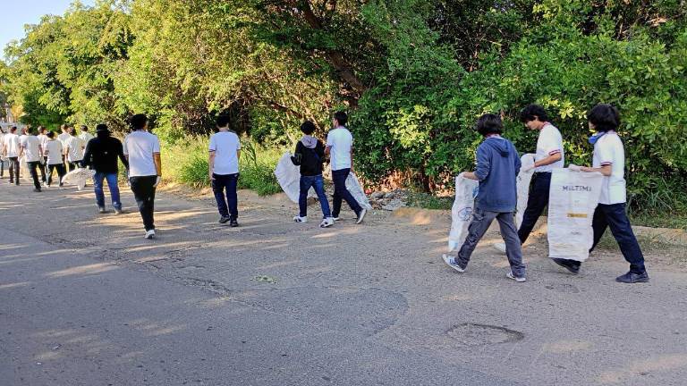 En el arroyo Jabalines, estudiantes y docentes del Cbtis 51, así como comerciantes y restauranteros de la zona se sumaron activamente a las labores de limpieza. En el arroyo Jabalines, estudiantes y docentes del Cbtis 51, así como comerciantes y restauranteros de la zona se sumaron activamente a las labores de limpieza.
