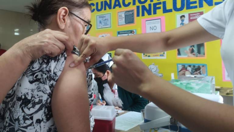Decenas acuden a vacunarse contra el Covid y la influenza estacional en Mazatlán