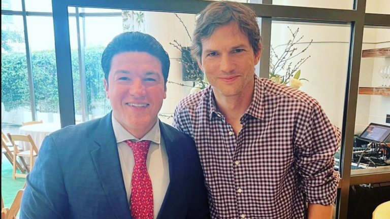 Invita Samuel García al actor Ashton Kutcher a visitar Nuevo León