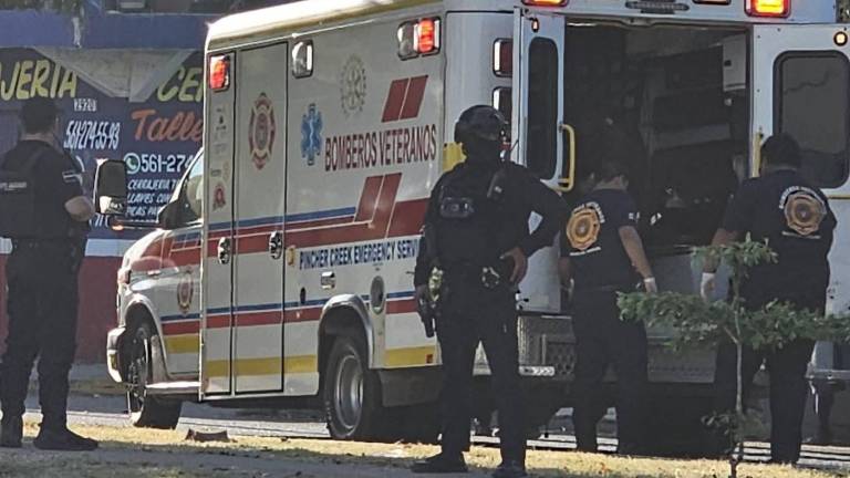 Policías acordonaron la avenida Insurgentes tras la agresión armada contra una mujer. Policías acordonaron la avenida Insurgentes tras la agresión armada contra una mujer.