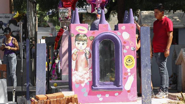 Fernando y sus hijas decoraron la tumba de la pequeña con tonos rosados y la figura de Boo, en el panteón 21 de Marzo de Culiacán. Fernando y sus hijas decoraron la tumba de la pequeña con tonos rosados y la figura de Boo, en el panteón 21 de Marzo de Culiacán.