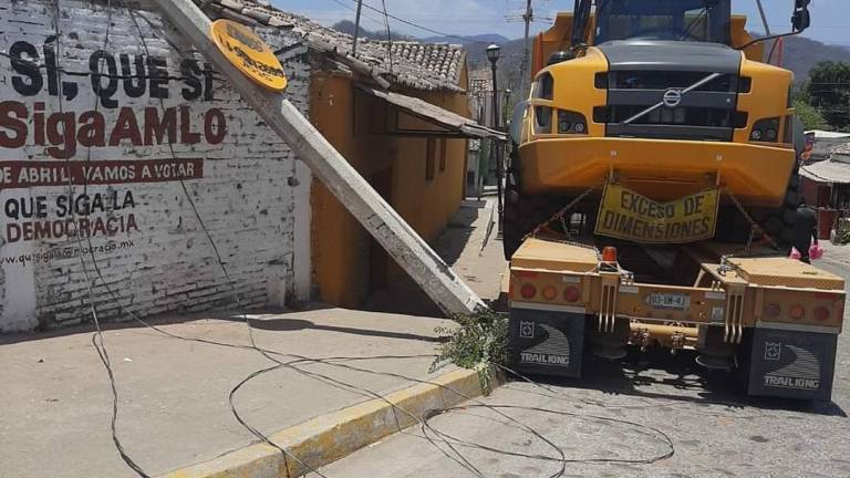 Vehículo derriba poste y deja sin luz a varias casas en Matatán