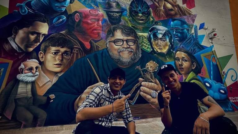 Sorprenden jóvenes con mural dedicado a Guillermo del Toro en León, Guanajuato