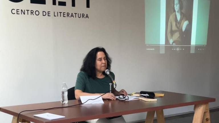 Ernestina Yépiz charla sobre la obra de la poeta Norma Bazúa.