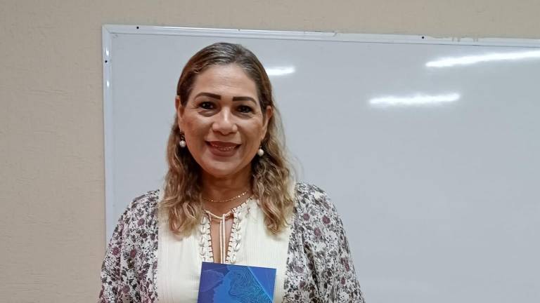 La poeta y maestra Silvia Michel compartió con alumnos del grupo de inglés del profesor Gabriel Ayón una lectura emotiva de su más reciente obra colectiva, ‘Espejo de ellas, reflejo de yo’. La poeta y maestra Silvia Michel compartió con alumnos del grupo de inglés del profesor Gabriel Ayón una lectura emotiva de su más reciente obra colectiva, ‘Espejo de ellas, reflejo de yo’.