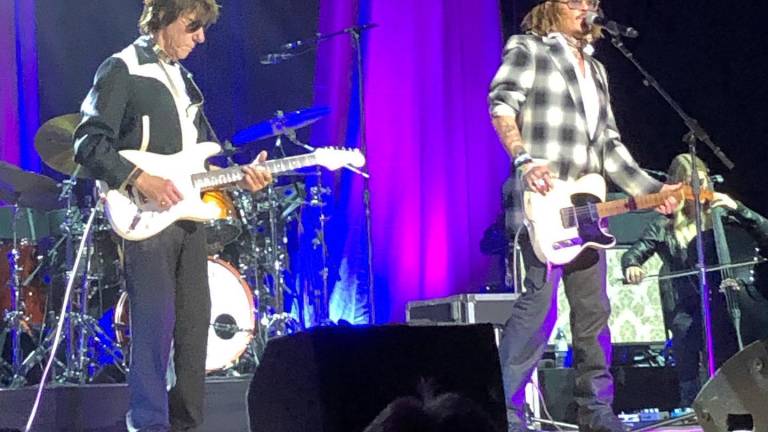 Johnny Depp cantó en Inglaterra junto al músico británico Jeff Beck en una actuación sorpresa.