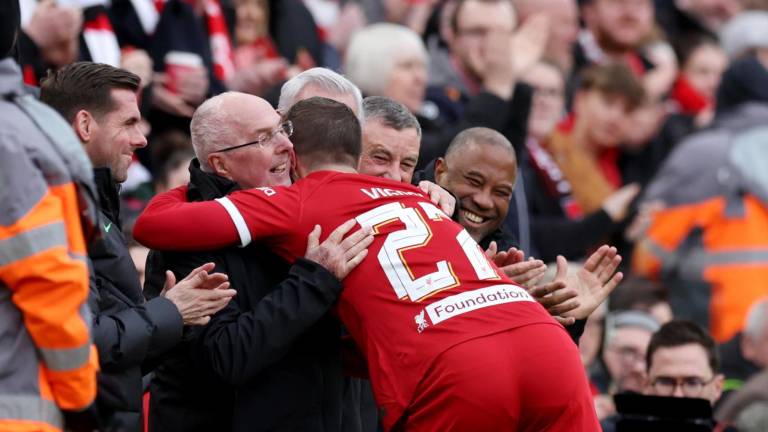 Los jugadores del Liverpool abrazaban a Sven-Goran Eriksson cuando anotaban.
