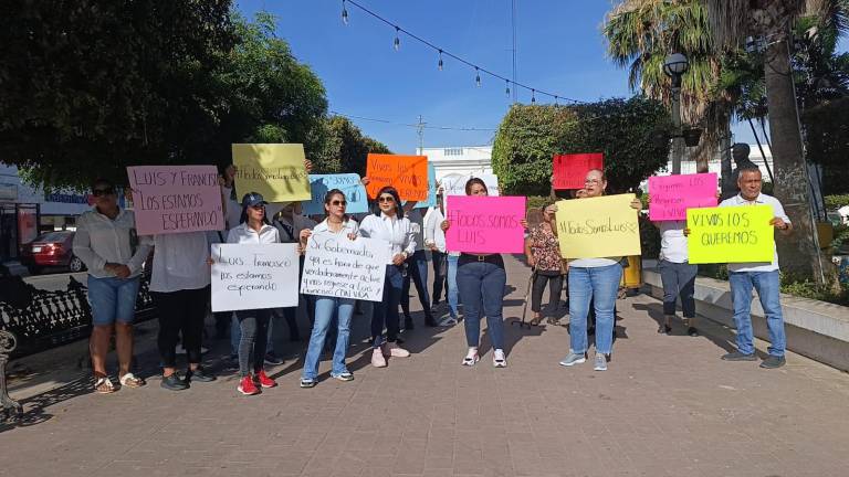 Integrantes del PAS se manifiestan en Escuinapa para exigir el regreso de Luis y Francisco