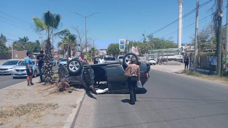 Una camioneta se volcó sobre la carretera que va hacia Bacurimí; no se reportan heridos.