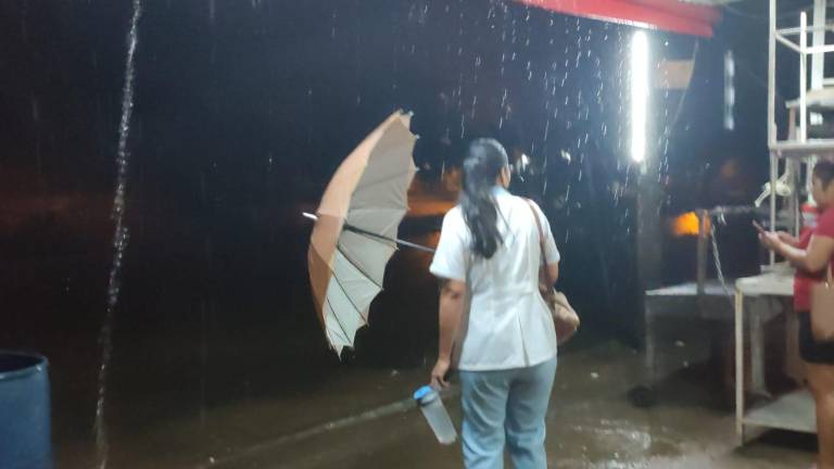 Lluvia ‘pega’ en Mazatlán y afecta llegada a tiempo de personas a sus trabajos
