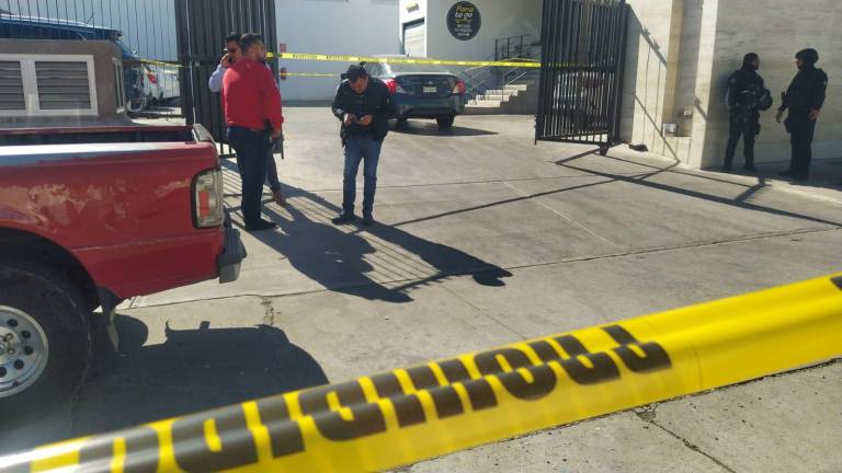 El cuerpo del hombre asesinado a balazos quedó al interior de su vehículo, en el estacionamiento del restaurante.