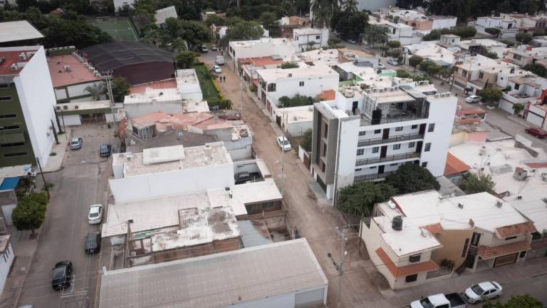 Vecinos de la calle Racimal, en la colonia Cuauhtémoc, reclaman que el Gobierno aún no les pavimenta la calle.