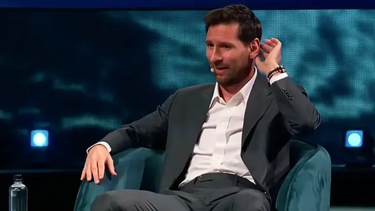 Messi agradeció a Dios por el don recibido y destacó el esfuerzo que lo convirtió en leyenda. Messi agradeció a Dios por el don recibido y destacó el esfuerzo que lo convirtió en leyenda.