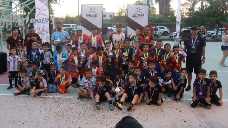 Premian a los pequeños campeones de la Liga de Futbol Infantil Deportes El Águila