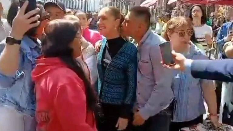 Mientras Sheinbaum caminaba, un hombre se acercó por su espalda e intentó besarle el cuello. Mientras Sheinbaum caminaba, un hombre se acercó por su espalda e intentó besarle el cuello.