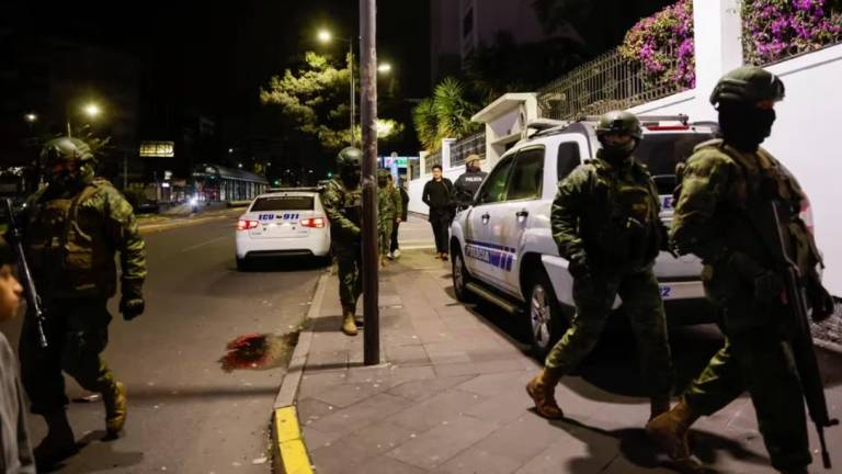 La Policía Nacional de Ecuador irrumpió en la sede de la Embajada de México en Quito, donde arrestó a Jorge David Glas Espinel, ex vicepresidente ecuatoriano.